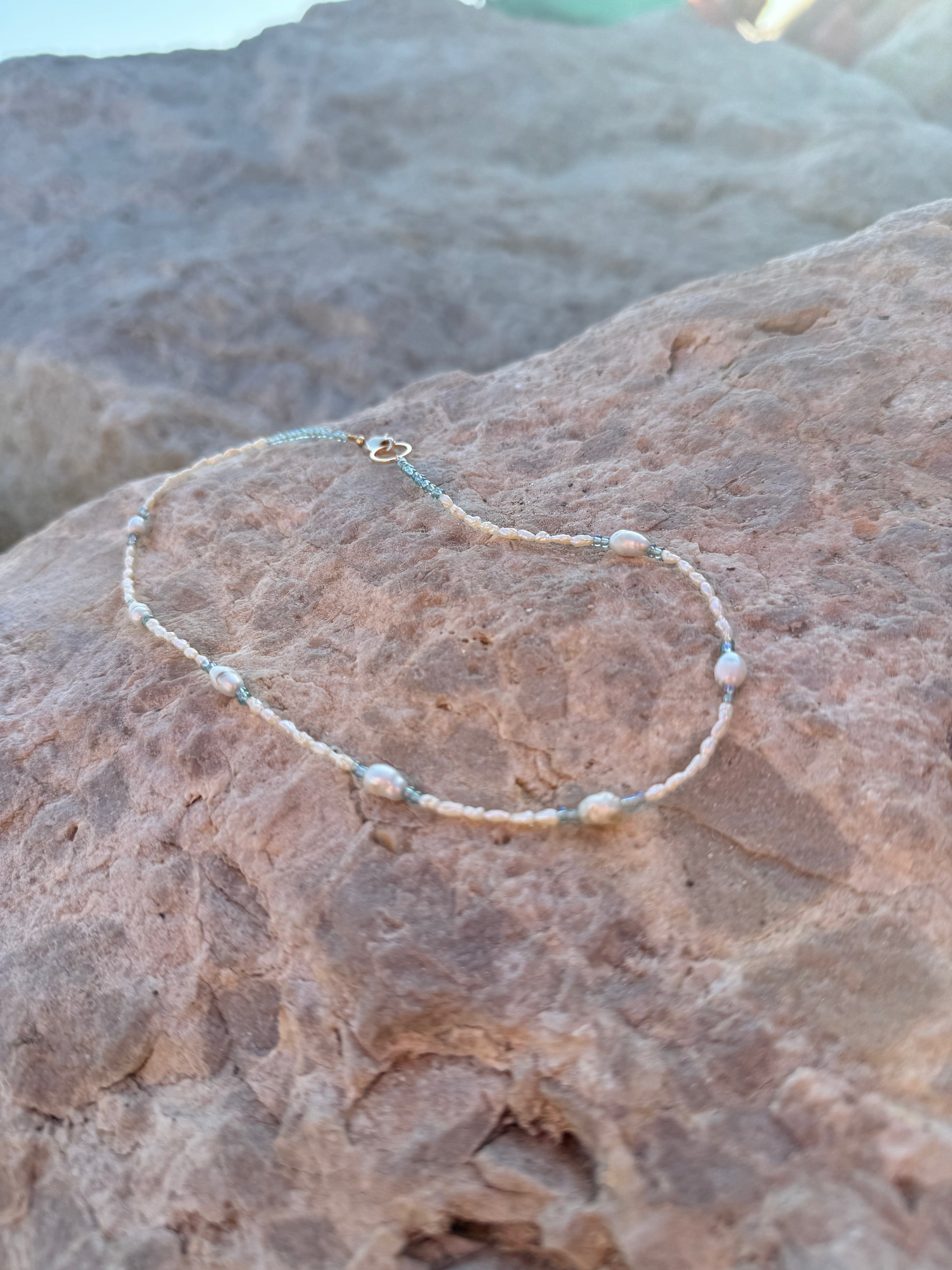 Seafoam Pearl – Zarter Choker aus cremeweißen Süßwasserperlen & transparent-blauen Glasperlen