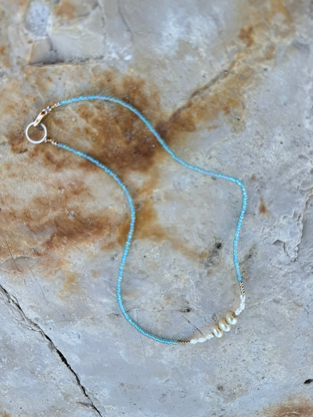 Oceana Pearl – zart blaue Glasperlen-Kette mit Süßwasserperlen