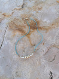 Oceana Pearl – zart blaue Glasperlen-Kette mit Süßwasserperlen