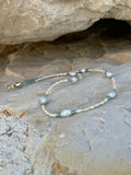 Seafoam Pearl – Zarter Choker aus cremeweißen Süßwasserperlen & transparent-blauen Glasperlen
