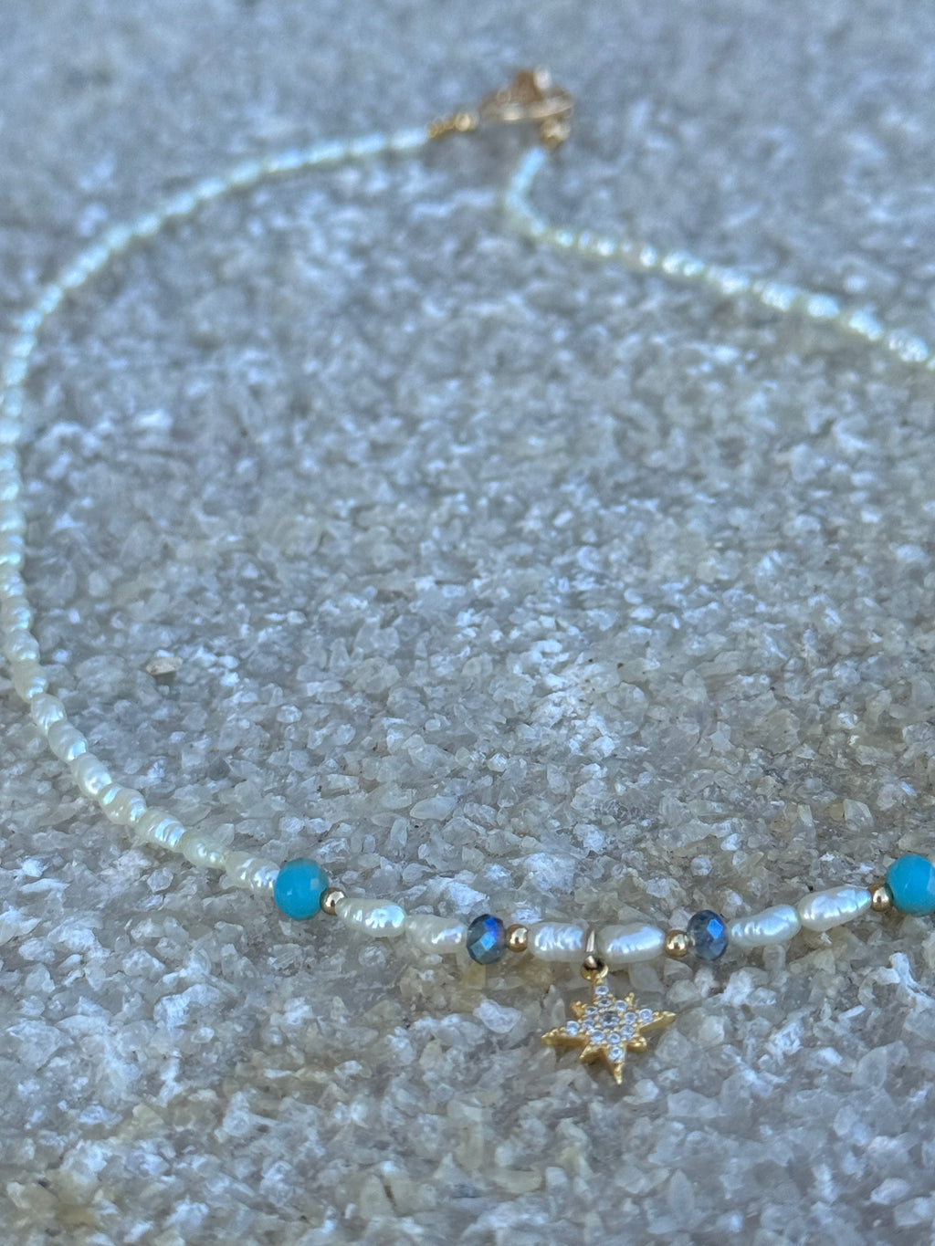 Stardust Pearl – Süßwasserperlenkette mit goldenem Zirkonia-Sternanhänger