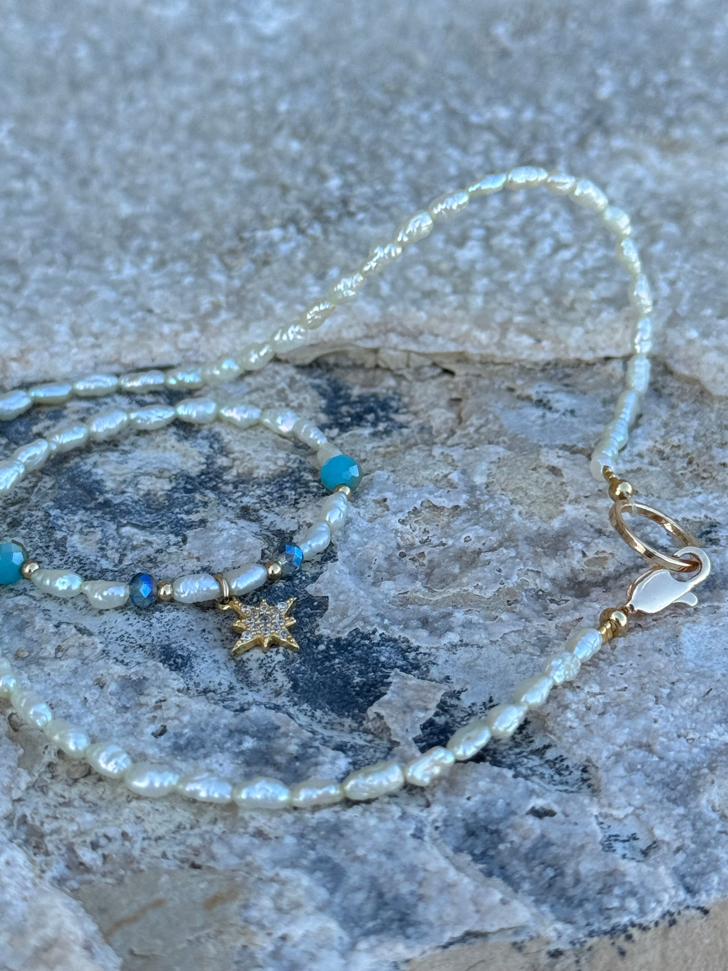 Stardust Pearl – Süßwasserperlenkette mit goldenem Zirkonia-Sternanhänger
