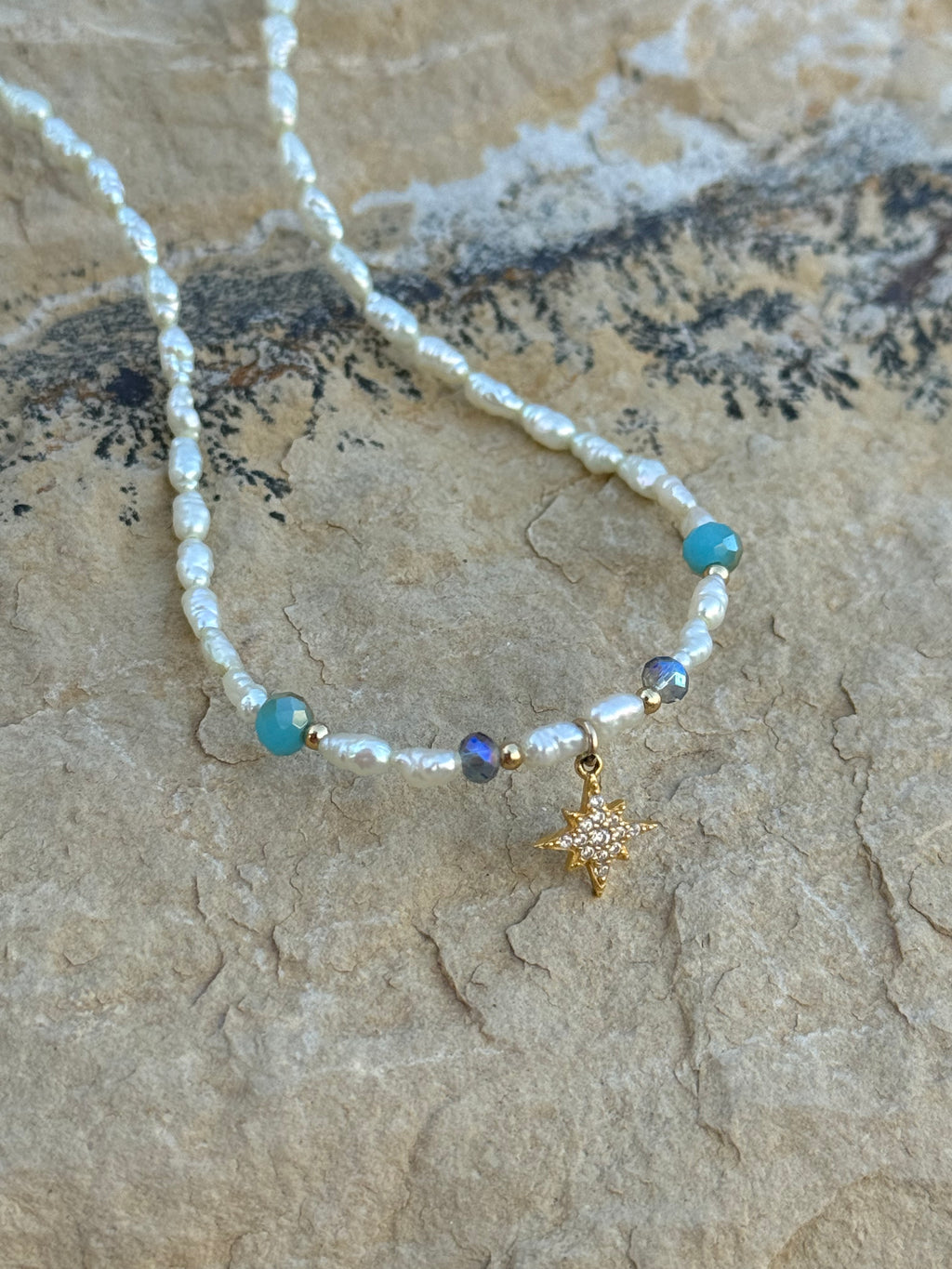 Stardust Pearl – Süßwasserperlenkette mit goldenem Zirkonia-Sternanhänger