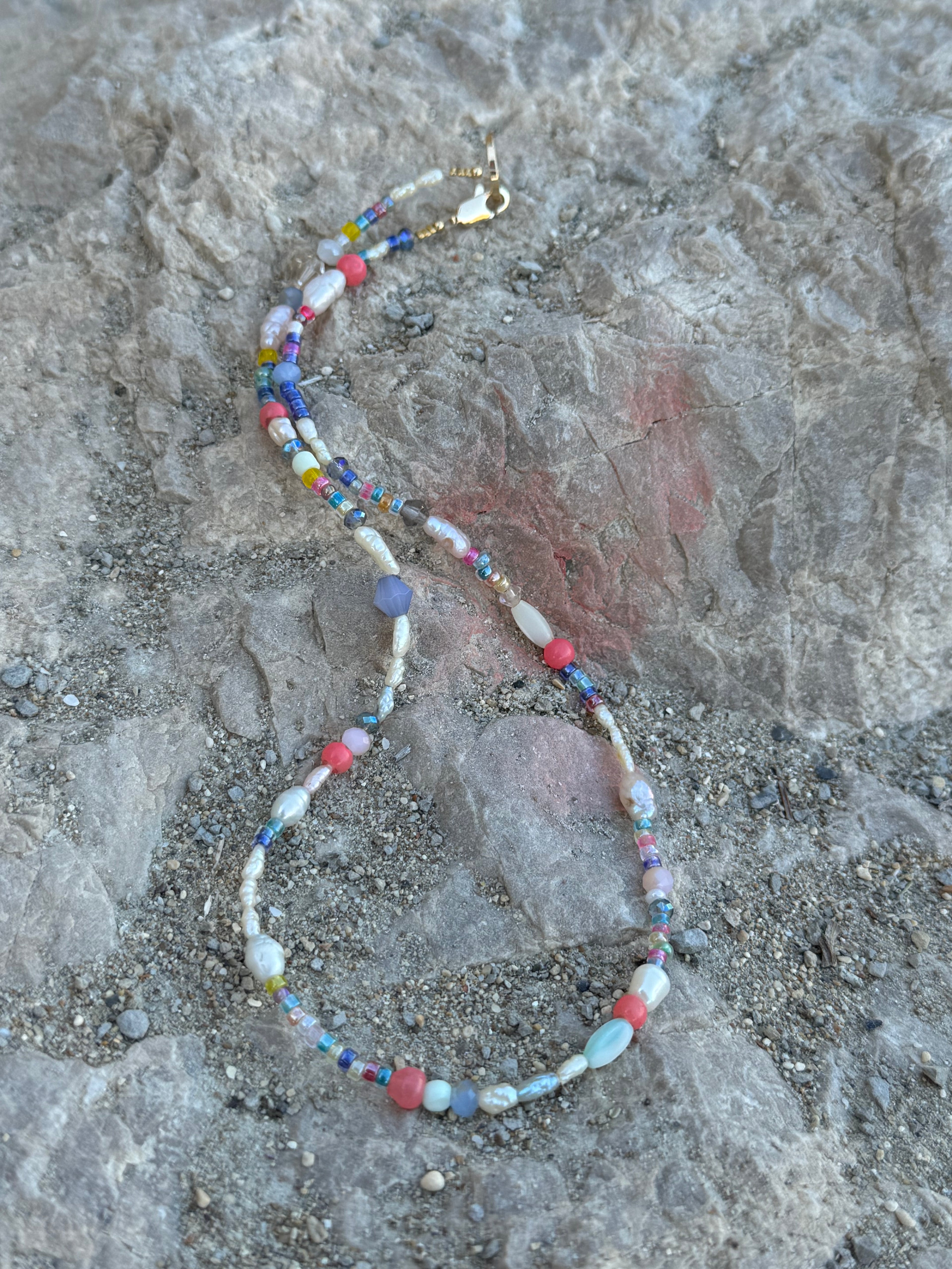 Ocean Confetti – Bunte Glasperlenkette mit Süßwasserperlen & Goldakzenten