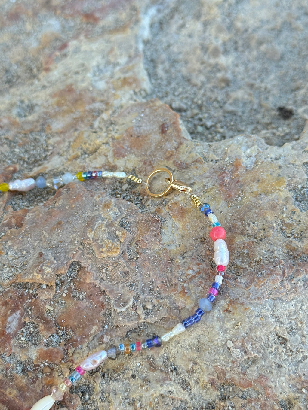 Ocean Confetti – Bunte Glasperlenkette mit Süßwasserperlen & Goldakzenten