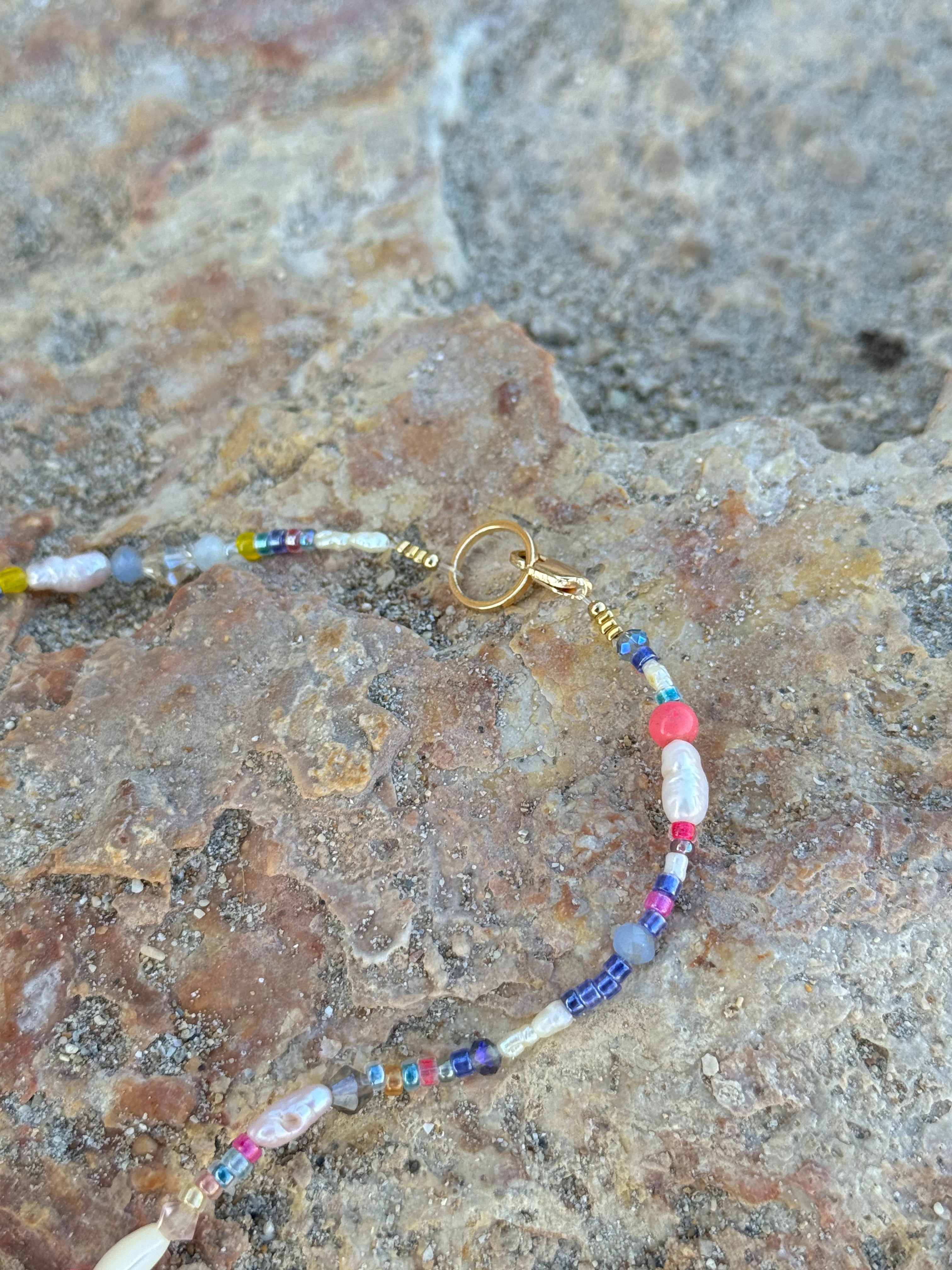 Ocean Confetti – Bunte Glasperlenkette mit Süßwasserperlen & Goldakzenten