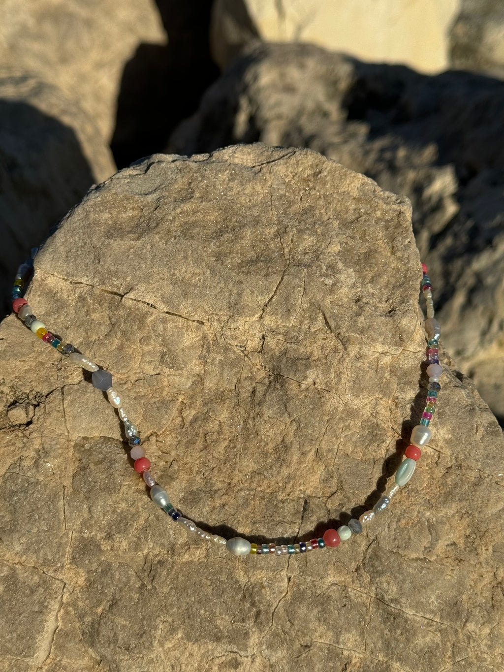 Ocean Confetti – Bunte Glasperlenkette mit Süßwasserperlen & Goldakzenten