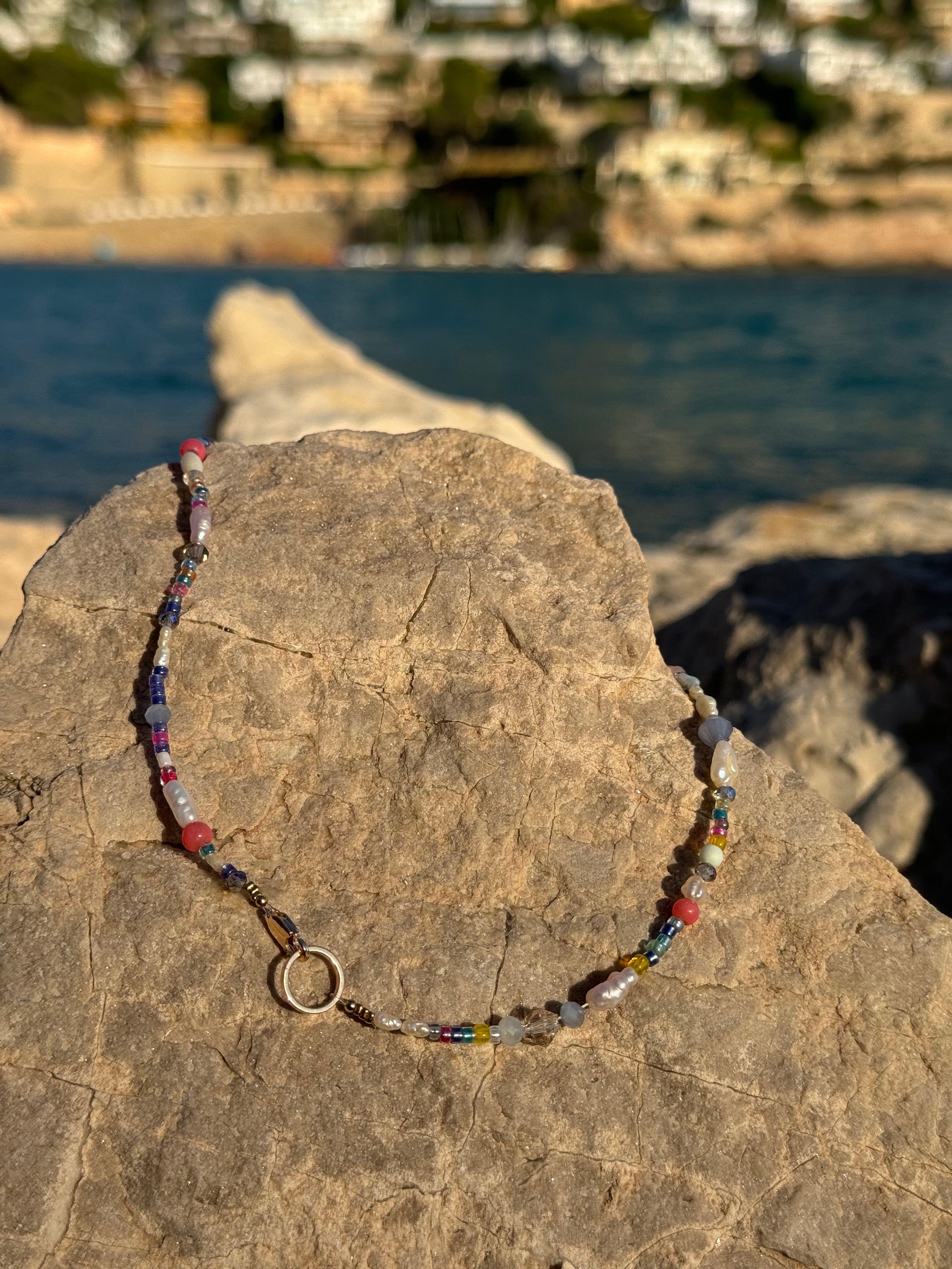 Ocean Confetti – Bunte Glasperlenkette mit Süßwasserperlen & Goldakzenten
