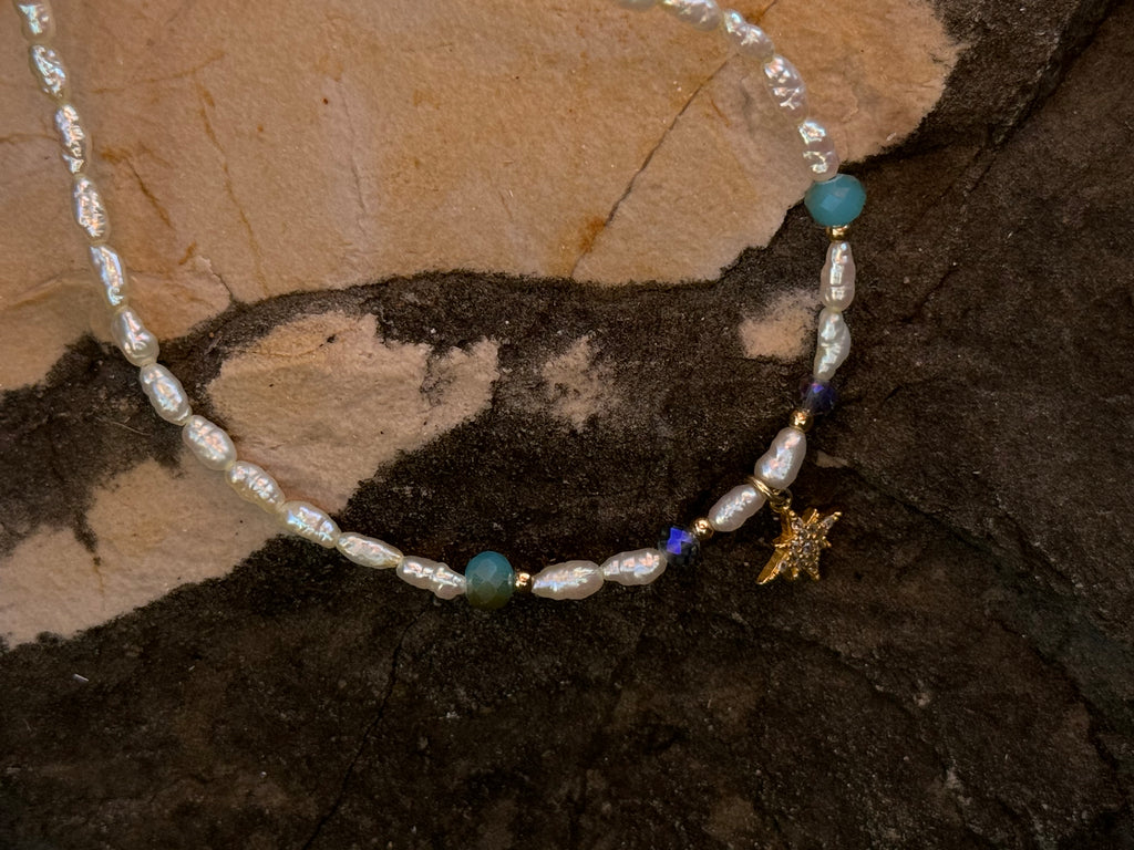 Stardust Pearl – Süßwasserperlenkette mit goldenem Zirkonia-Sternanhänger