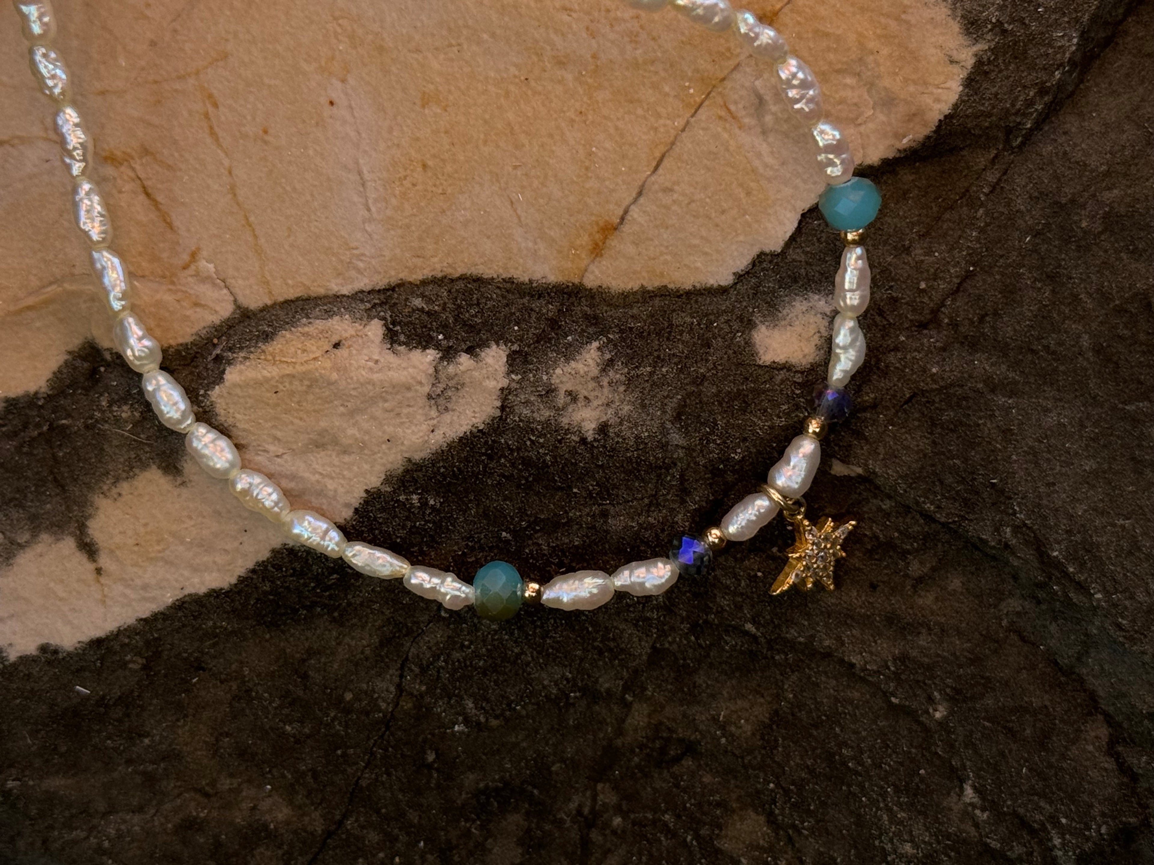 Stardust Pearl – Süßwasserperlenkette mit goldenem Zirkonia-Sternanhänger