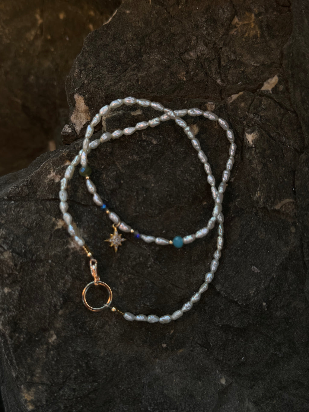 Stardust Pearl – Süßwasserperlenkette mit goldenem Zirkonia-Sternanhänger