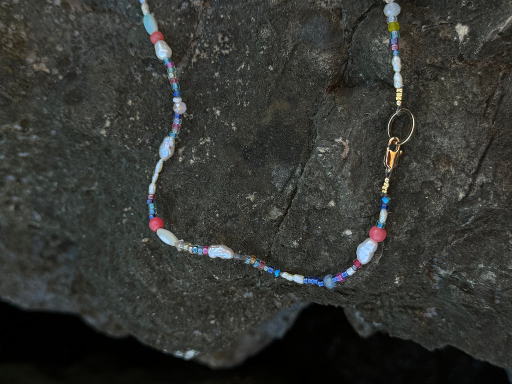 Ocean Confetti – Bunte Glasperlenkette mit Süßwasserperlen & Goldakzenten