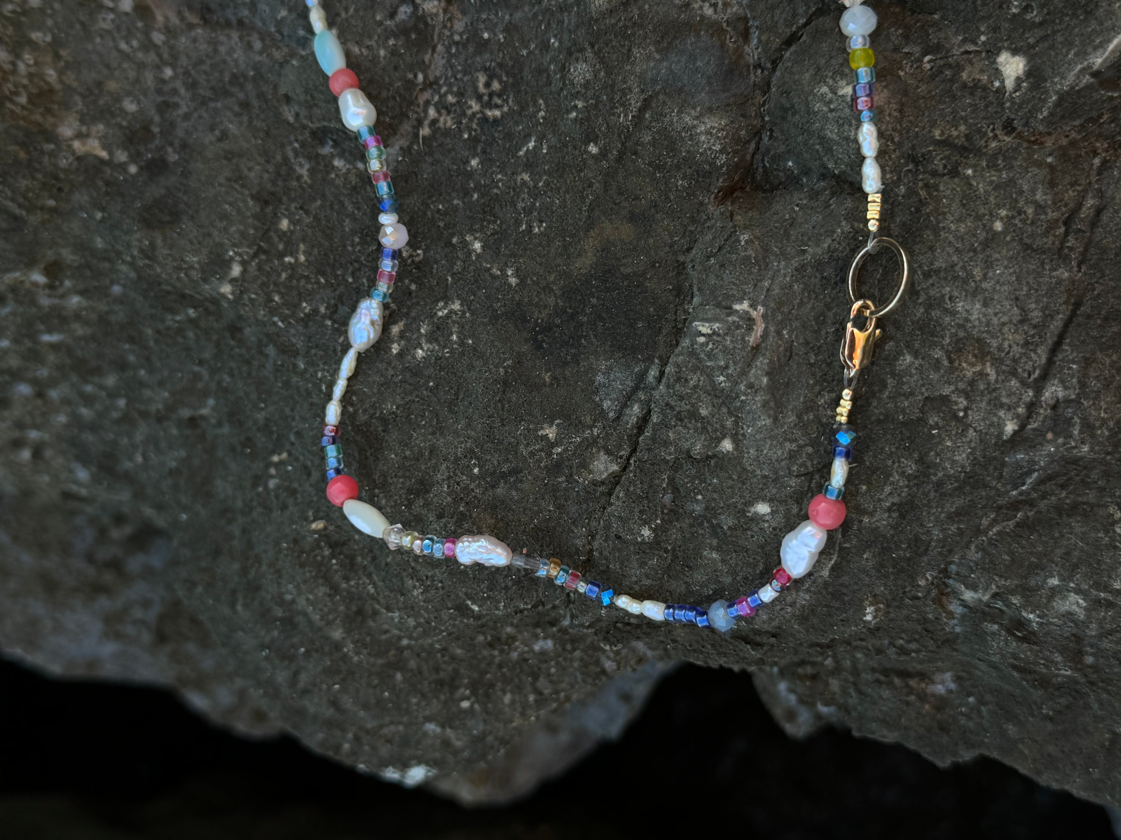 Ocean Confetti – Bunte Glasperlenkette mit Süßwasserperlen & Goldakzenten