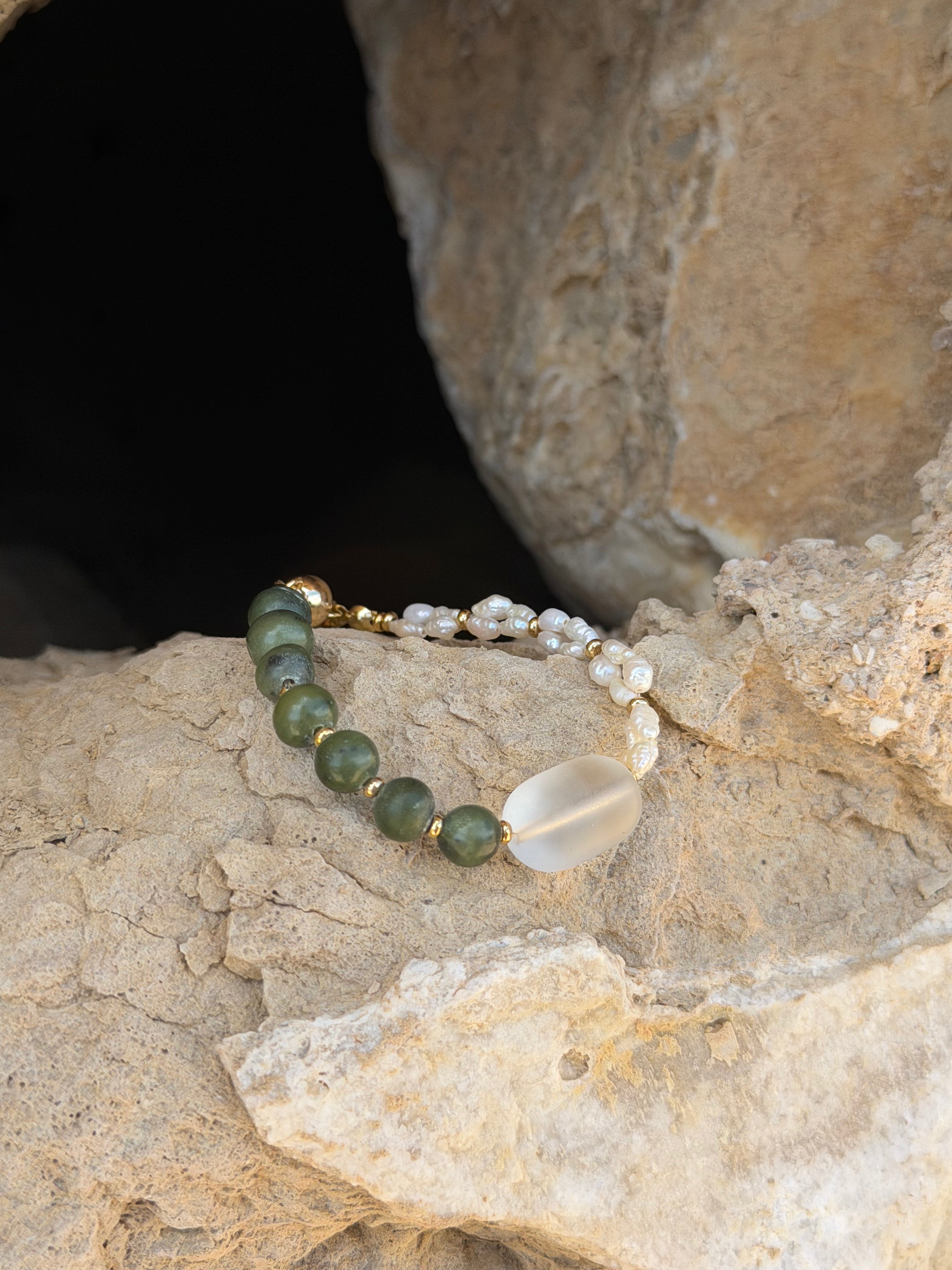Perla y Tierra Armband | Jade, Süßwasserperlen & Glas-Element