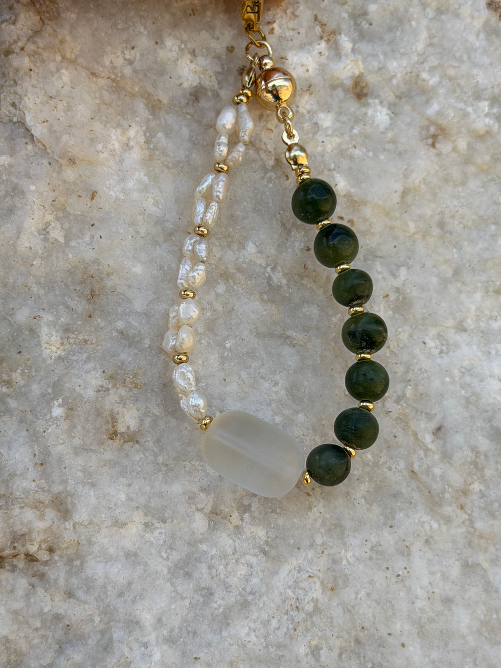Perla y Tierra Armband | Jade, Süßwasserperlen & Glas-Element