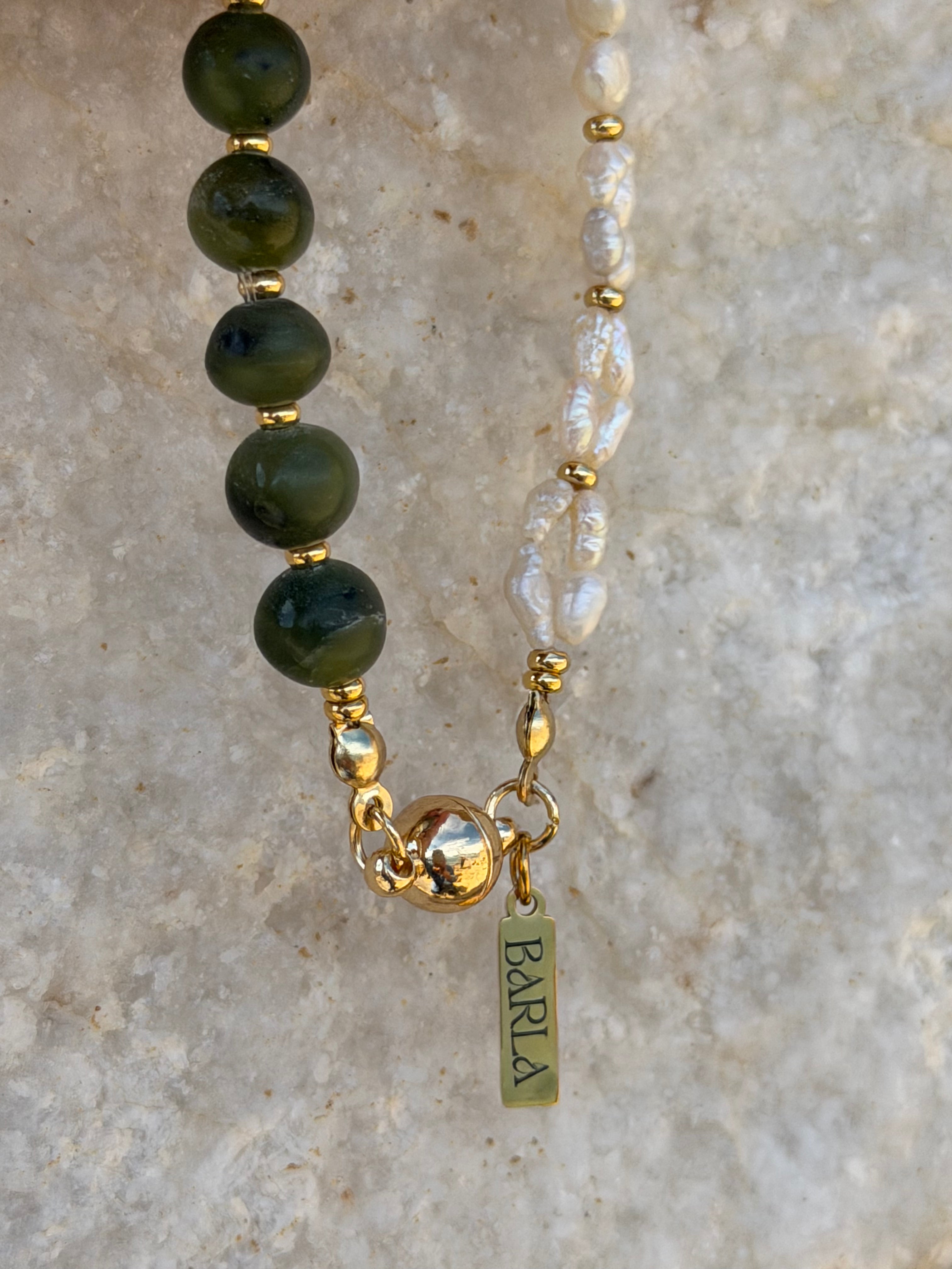 Perla y Tierra Armband | Jade, Süßwasserperlen & Glas-Element