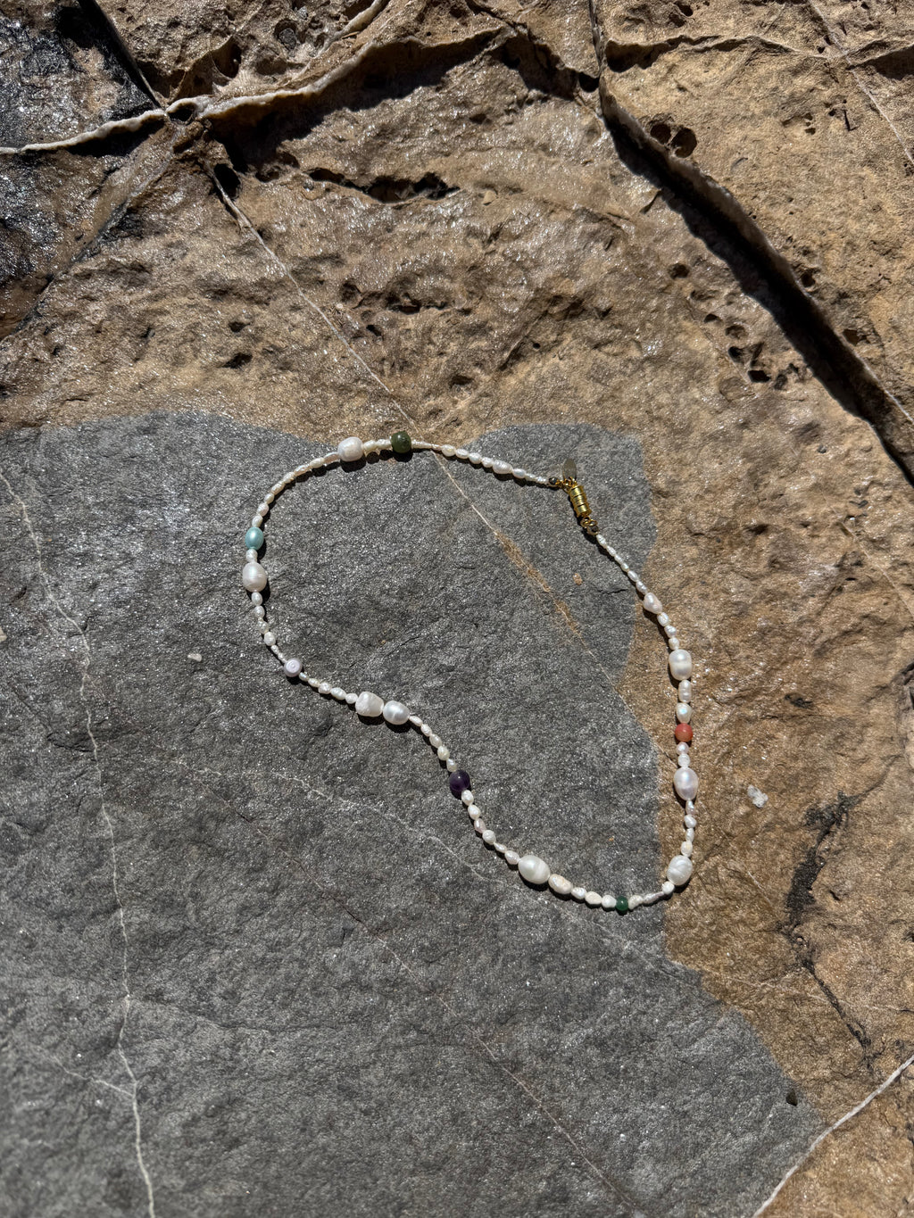 Brisa de Colores Kette | Süßwasserperlen & bunte Natursteine