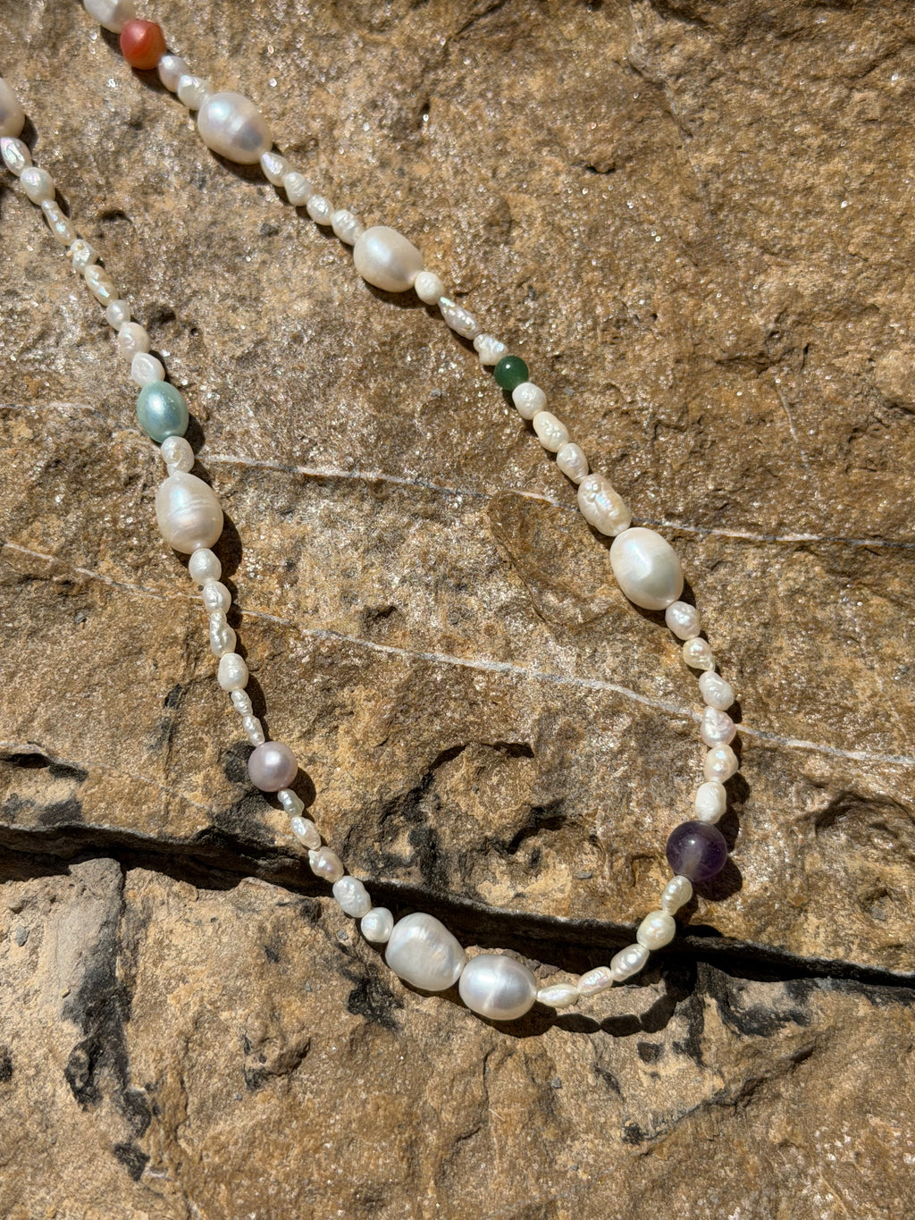 Brisa de Colores Kette | Süßwasserperlen & bunte Natursteine