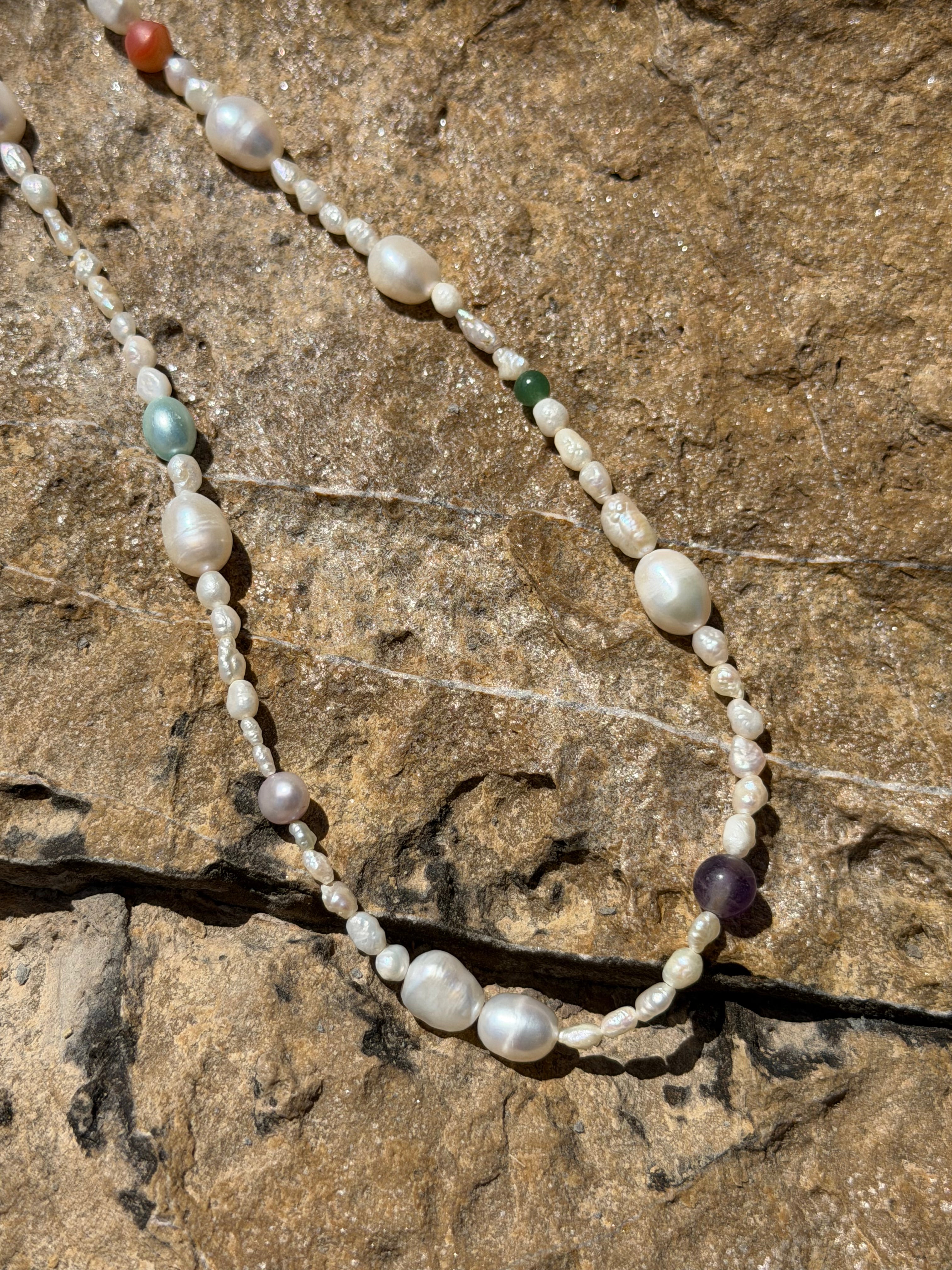 Brisa de Colores Kette | Süßwasserperlen & bunte Natursteine