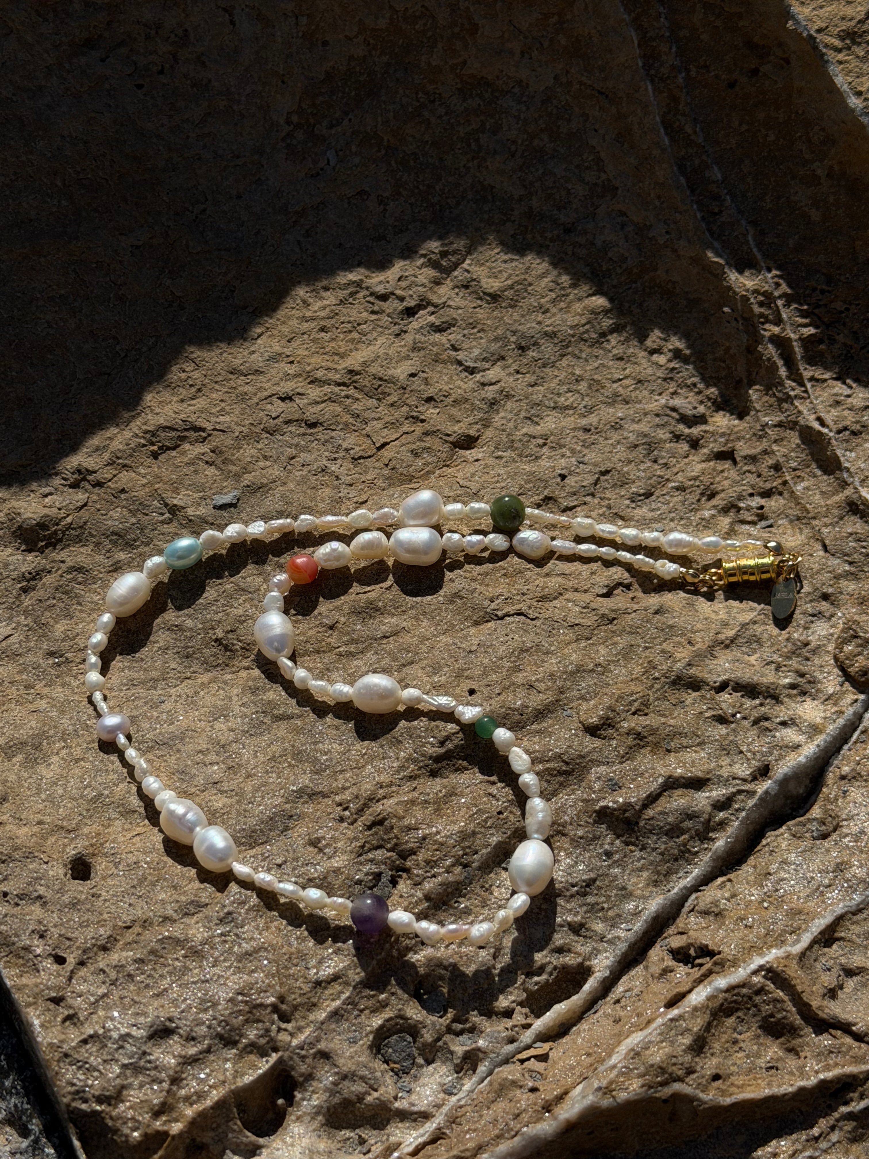 Brisa de Colores Kette | Süßwasserperlen & bunte Natursteine