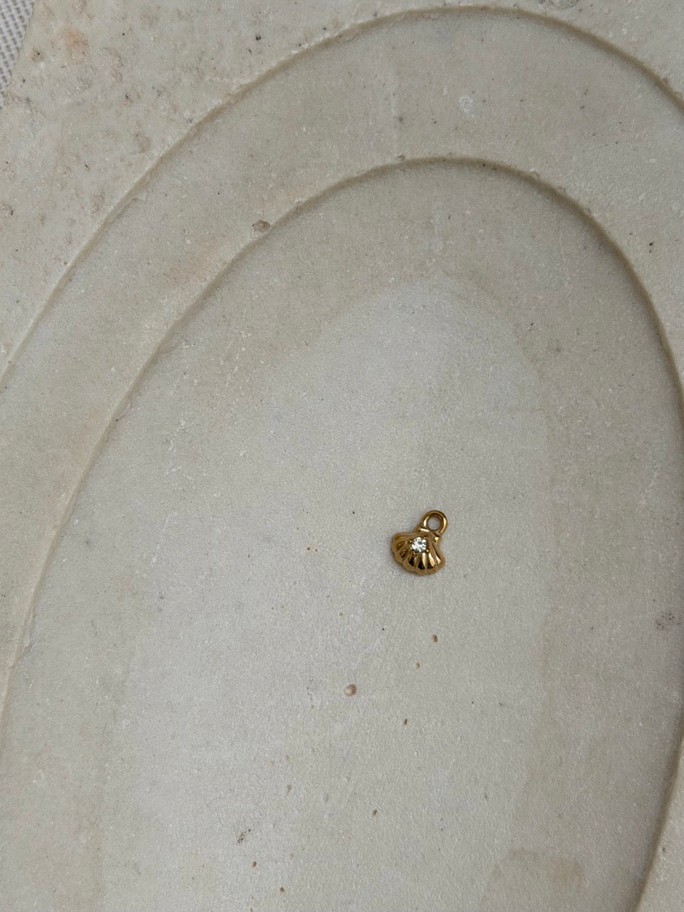 Jakobsmuschel Anhänger Gold – Mini Muschel Charm mit Zirkonia | 18K vergoldet