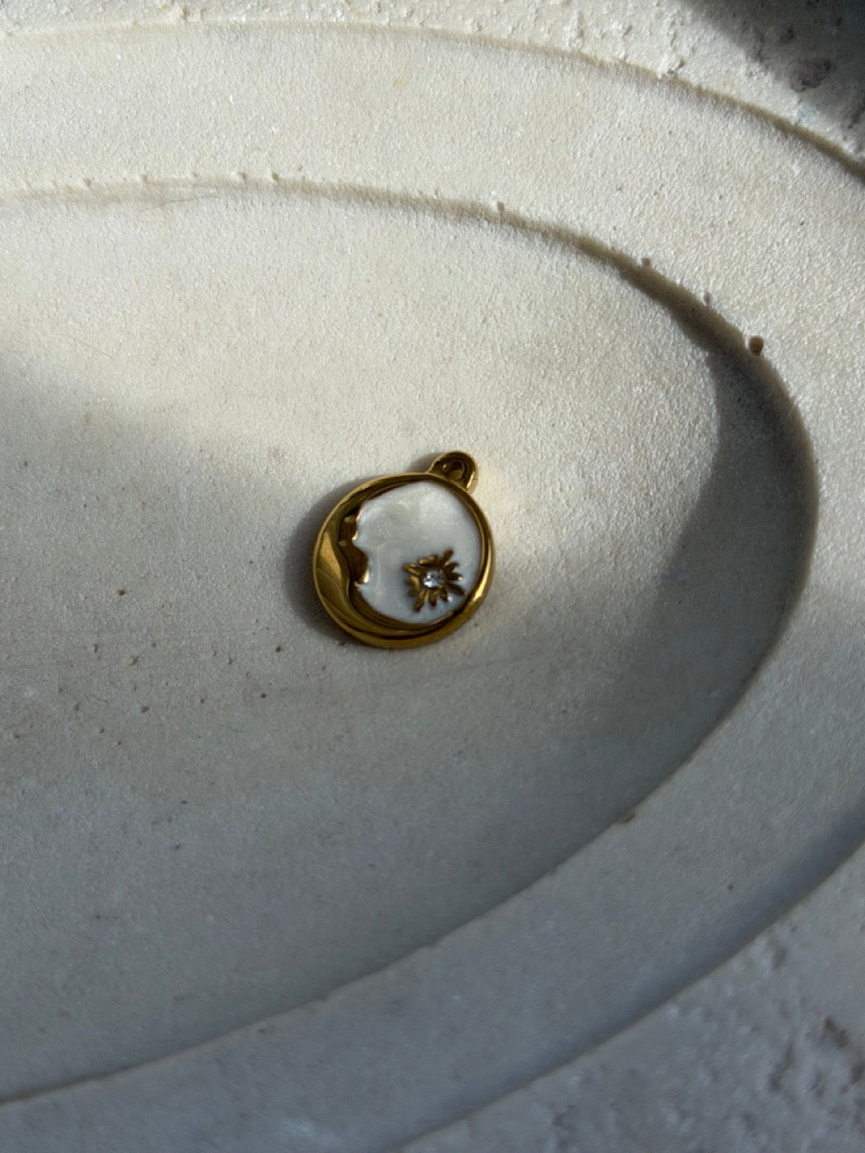 Kamee-Mond-Charm Anhänger Gold – Mond-Silhouette mit Perlmutt-Optik