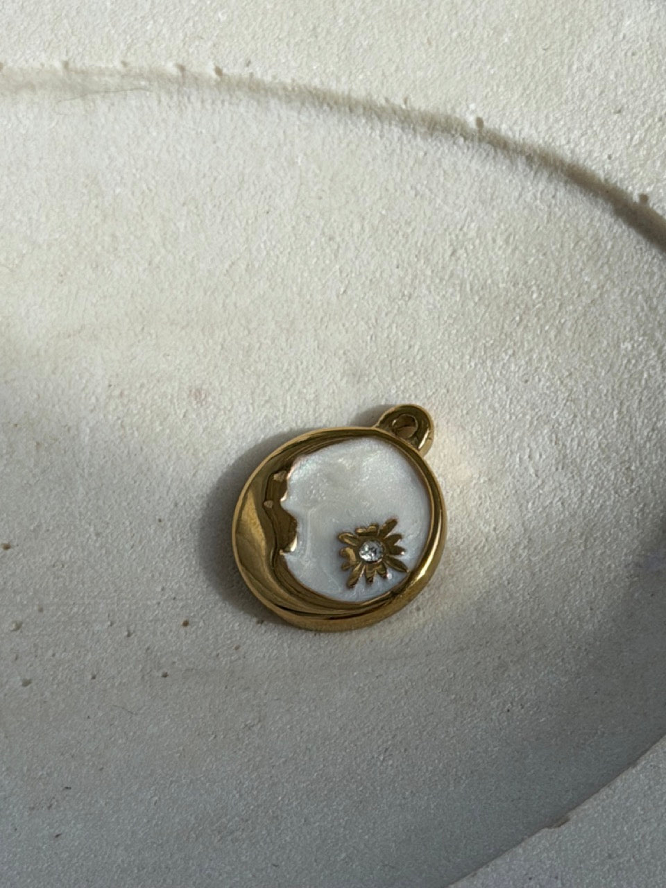 Kamee-Mond-Charm Anhänger Gold – Mond-Silhouette mit Perlmutt-Optik
