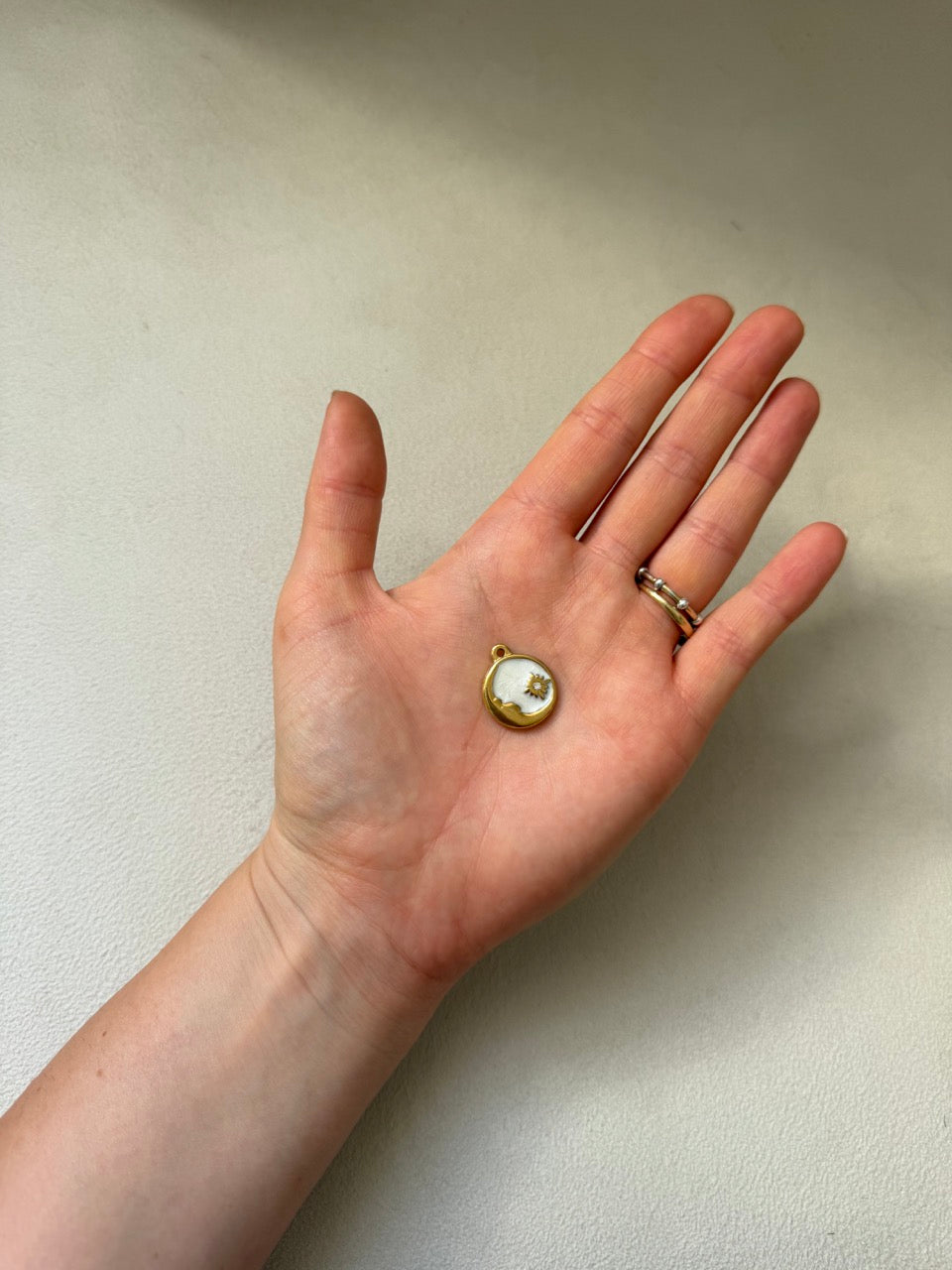 Kamee-Mond-Charm Anhänger Gold – Mond-Silhouette mit Perlmutt-Optik