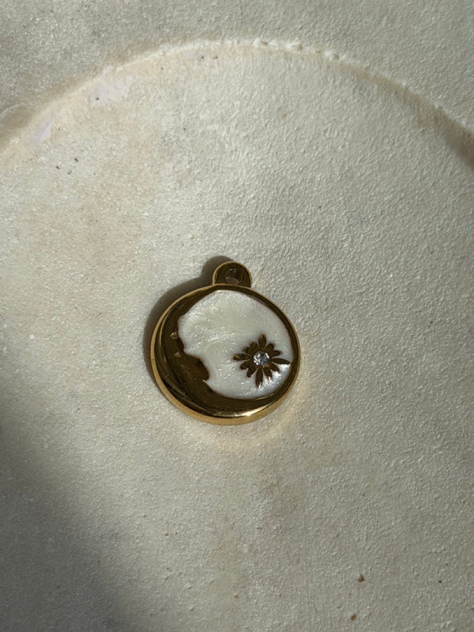 Kamee-Mond-Charm Anhänger Gold – Mond-Silhouette mit Perlmutt-Optik
