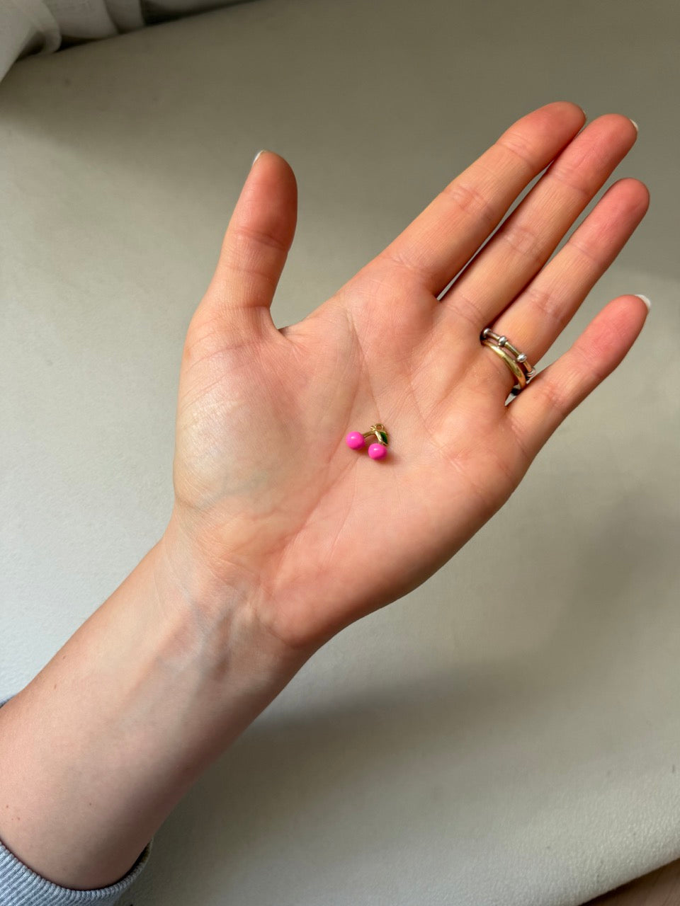 Kirschen-Charm Anhänger Gold – Kirschen mit pinker Emaille