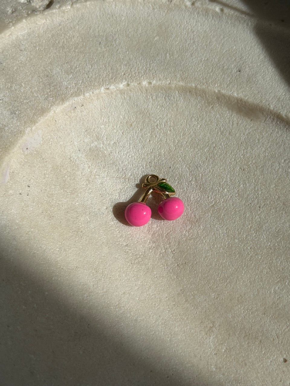 Kirschen-Charm Anhänger Gold – Kirschen mit pinker Emaille