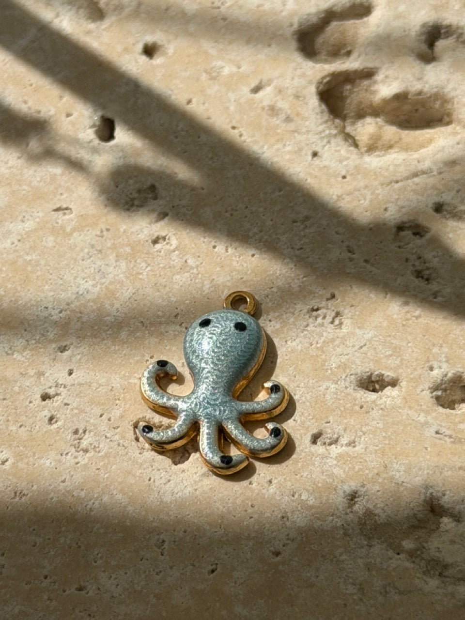 Kraken-Charm in Hellblau mit Emaille | Edelstahl 18K vergoldet