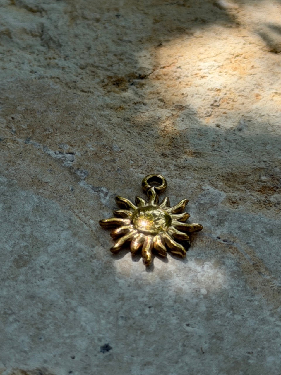 Kleine Sonne Anhänger Gold – Klassischer Charm | 18K vergoldet