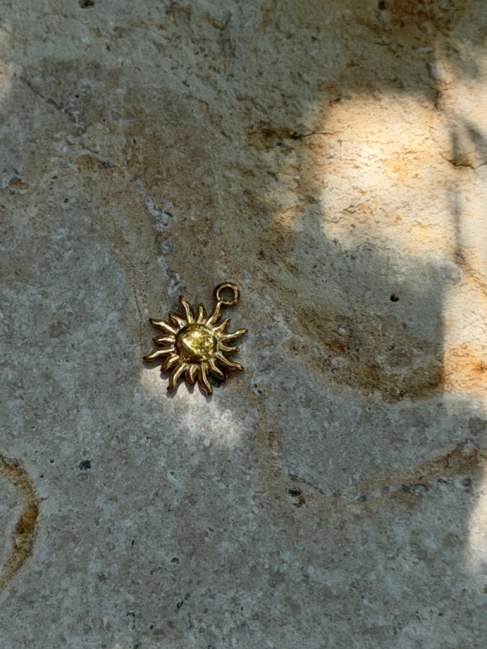 Kleine Sonne Anhänger Gold – Klassischer Charm | 18K vergoldet