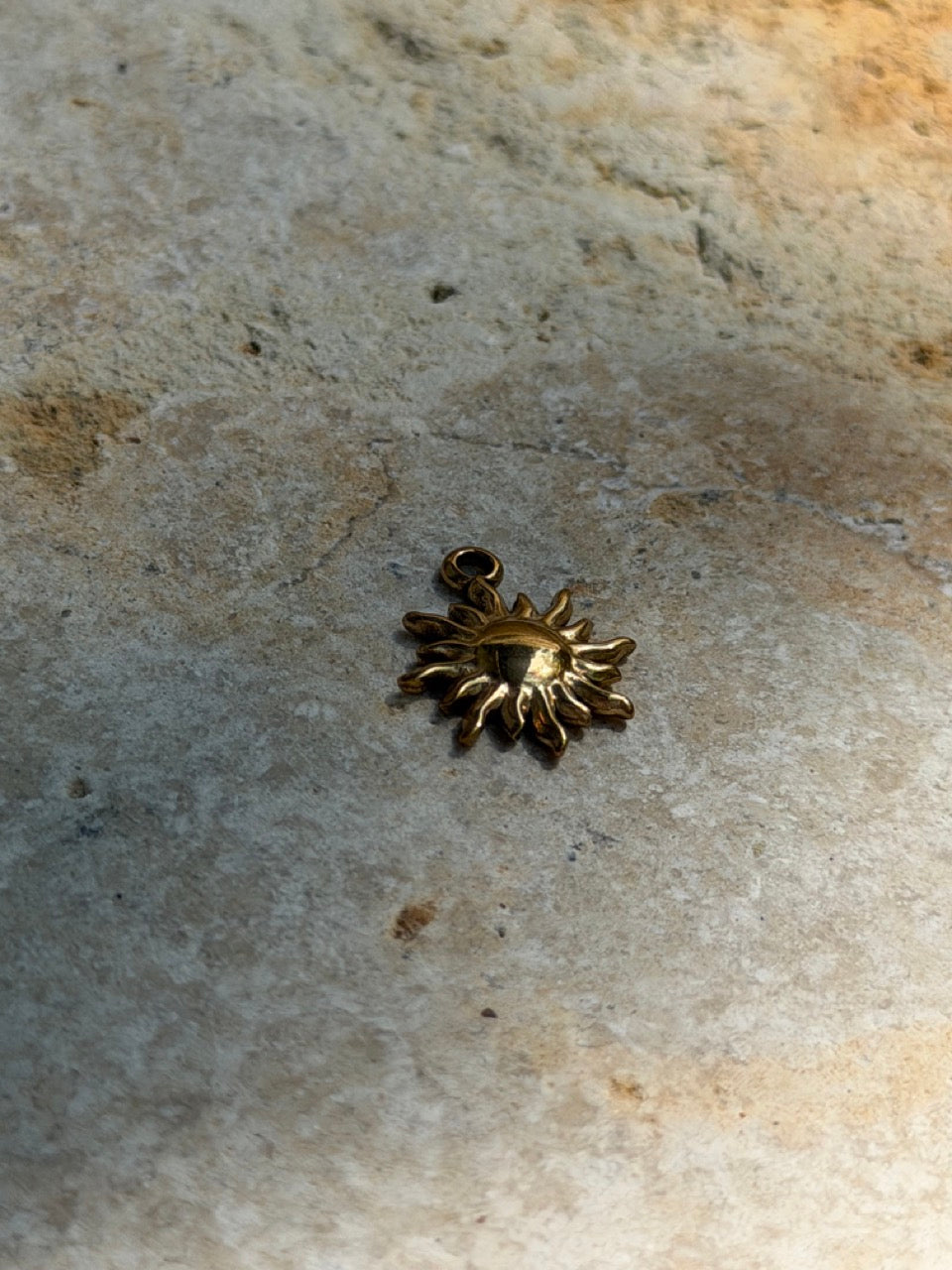 Kleine Sonne Anhänger Gold – Klassischer Charm | 18K vergoldet