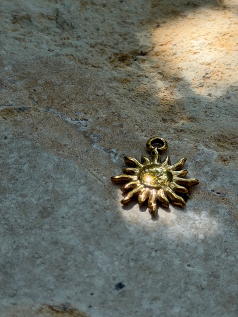 Kleine Sonne Anhänger Gold – Klassischer Charm | 18K vergoldet