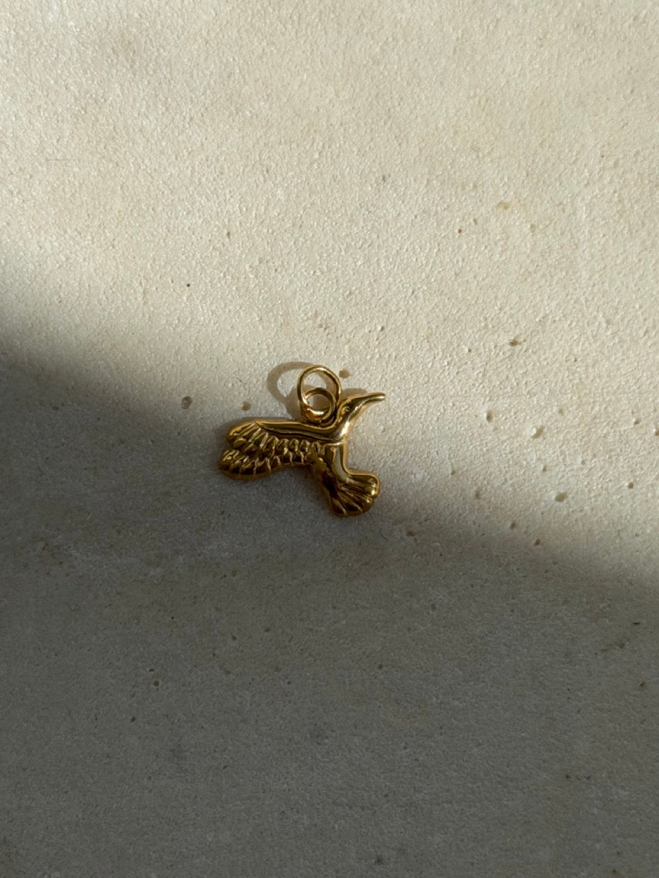 Kolibri-Charm Anhänger Gold – Kolibri im Flug