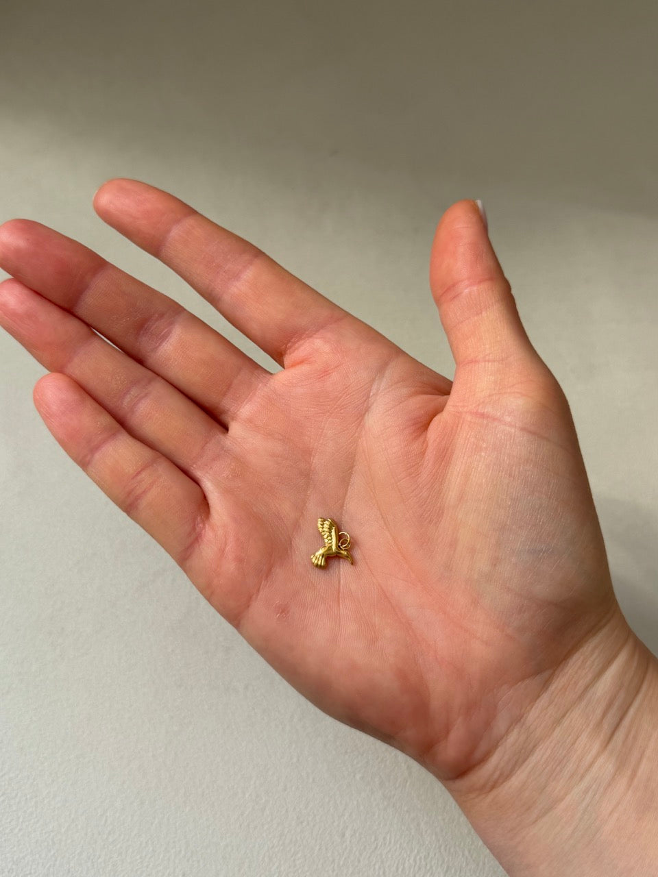 Kolibri-Charm Anhänger Gold – Kolibri im Flug