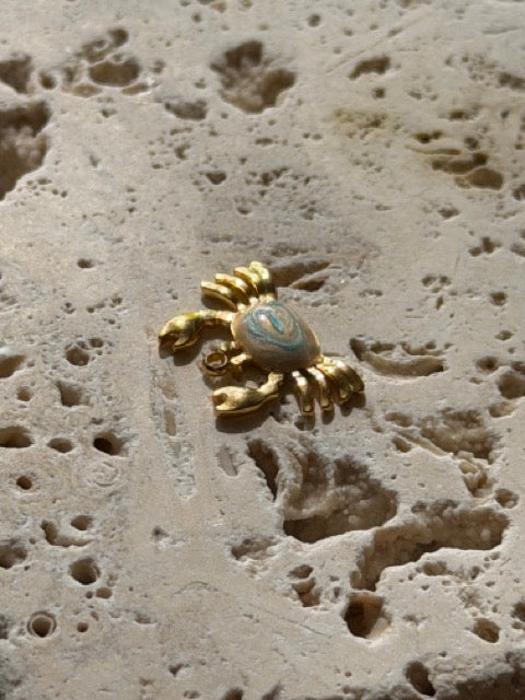 Krabben Charm Blau Perlmutt – „Cancale“ | 18K vergoldet