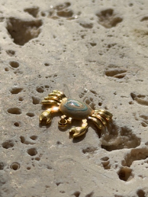 Krabben Charm Blau Perlmutt – „Cancale“ | 18K vergoldet