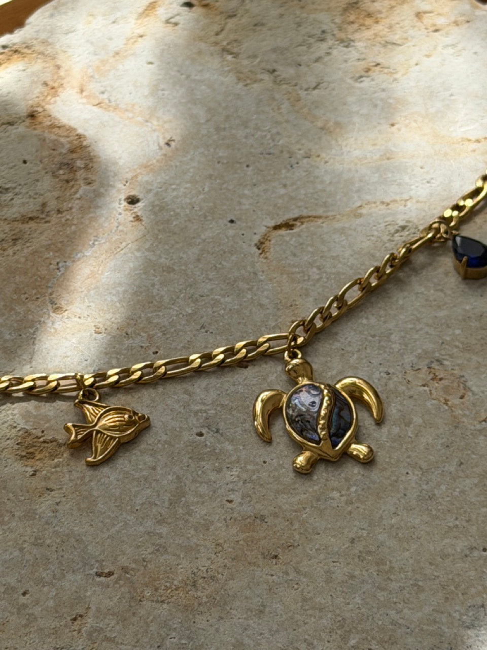 Fisch-Charm Gold mittelgroß – Maritimer Anhänger für Ketten & Armbänder | 18K vergoldet