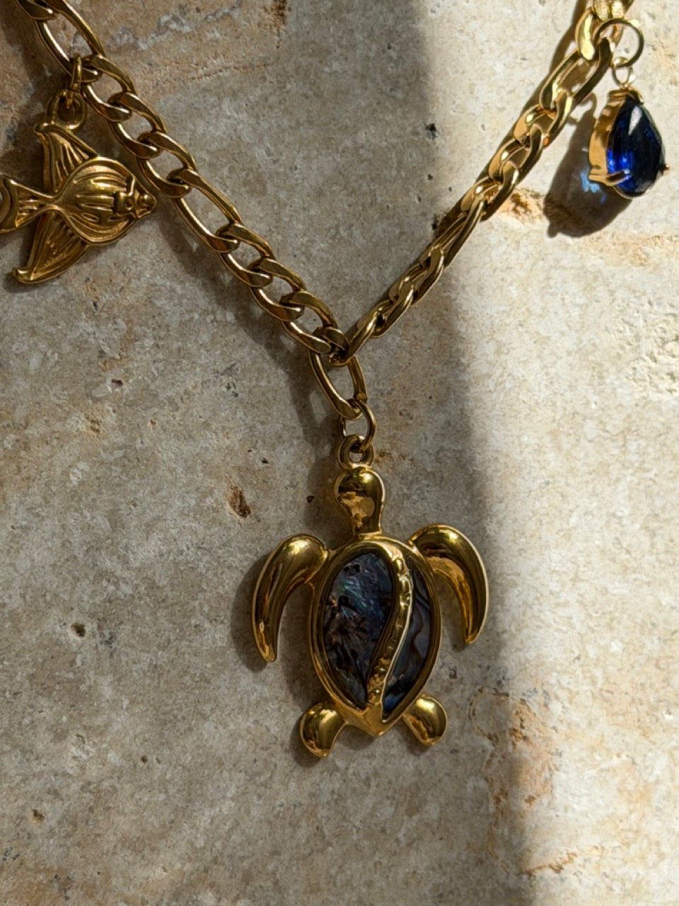 Fisch-Charm Gold mittelgroß – Maritimer Anhänger für Ketten & Armbänder | 18K vergoldet