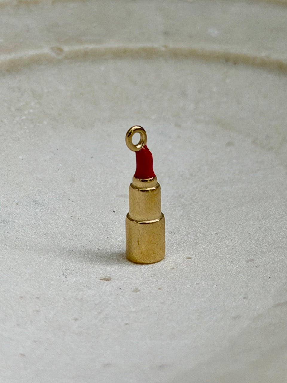 Lippenstift Charm 3D – Roter Emaille Anhänger für Ketten | Edelstahl 18K vergoldet