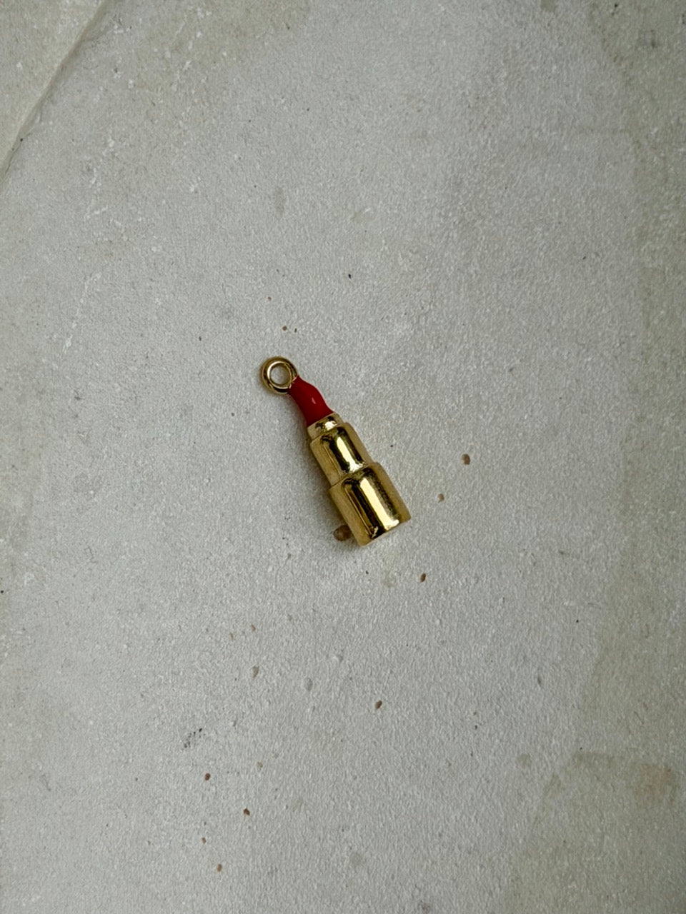Lippenstift Charm 3D – Roter Emaille Anhänger für Ketten | Edelstahl 18K vergoldet