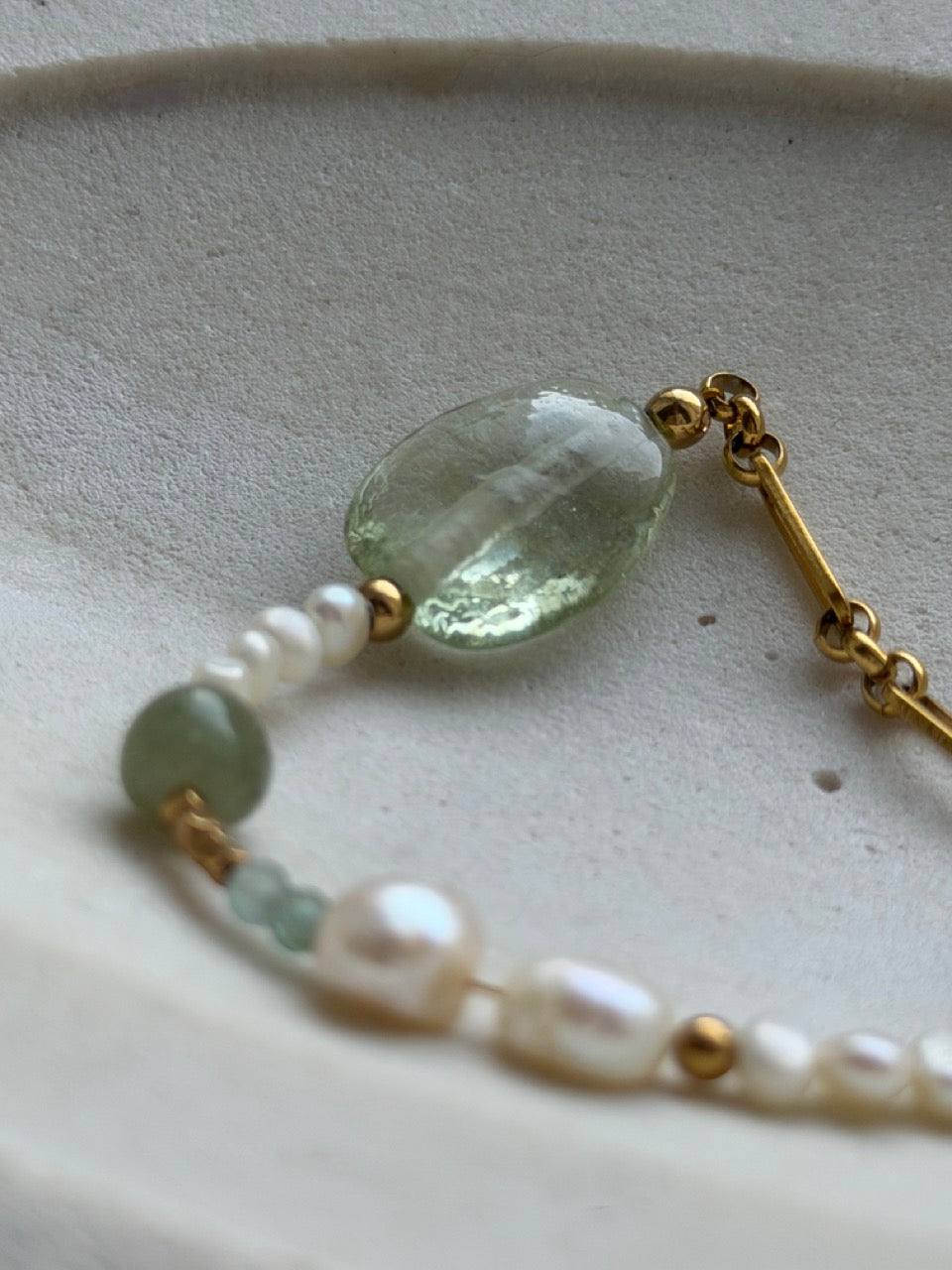 Luminous Aura Armband in sanften Grüntönen und Gold – Produktfoto 2