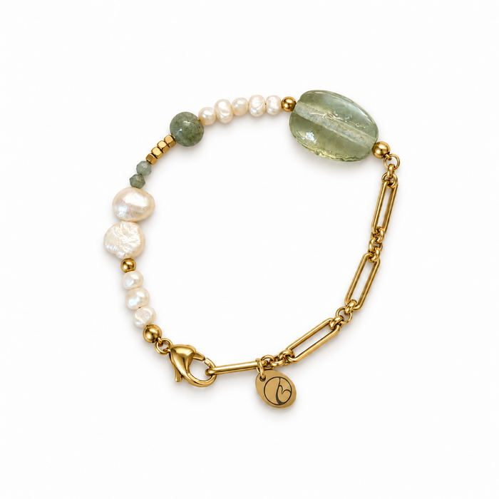 Luminous Aura Armband mit grünem Amethyst, Aventurin, Süßwasserperlen und goldener Gliederkette – Visualisierung auf weißem Hintergrund