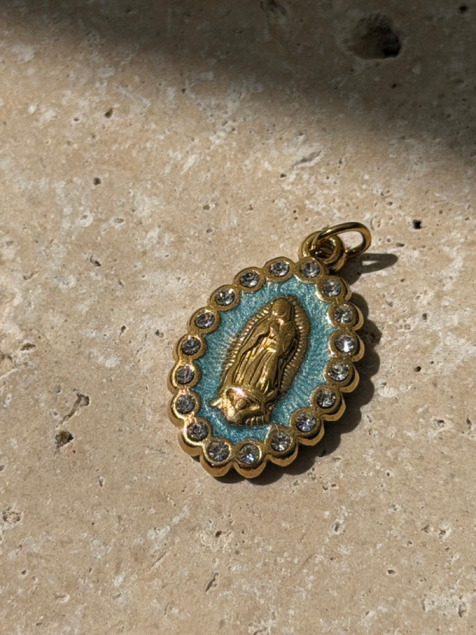 Maria-Medaillon in Blau mit Zirkonia-Rand | Edelstahl 18K vergoldet