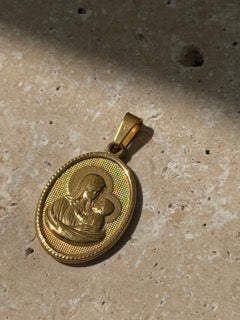 Mutter Maria mit Kind Amulett Gold – Großer Religiöser Anhänger | 18K vergoldet