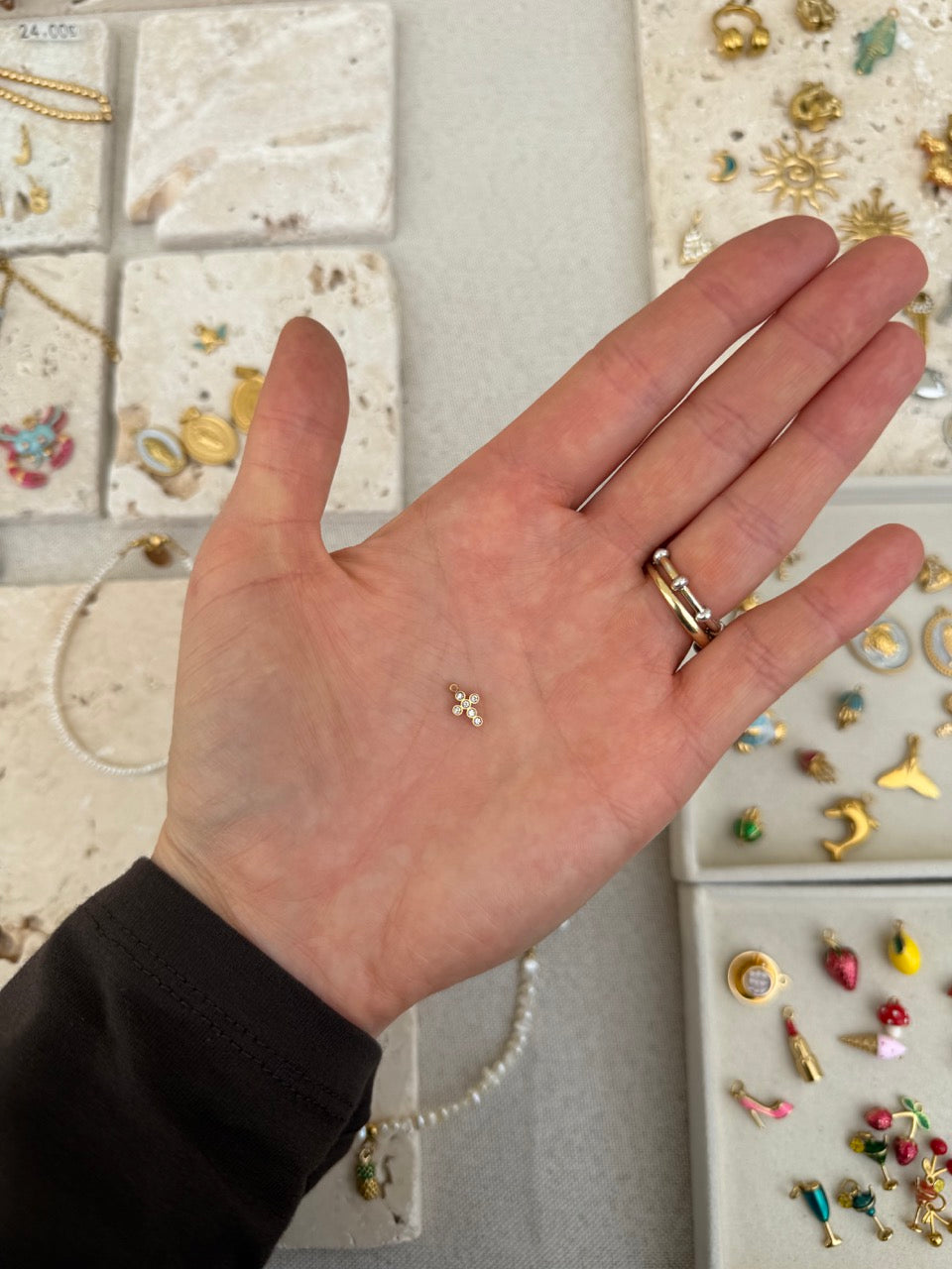 Mini Kreuz-Charm Anhänger Gold – Rundliches Kreuz mit Zirkonia