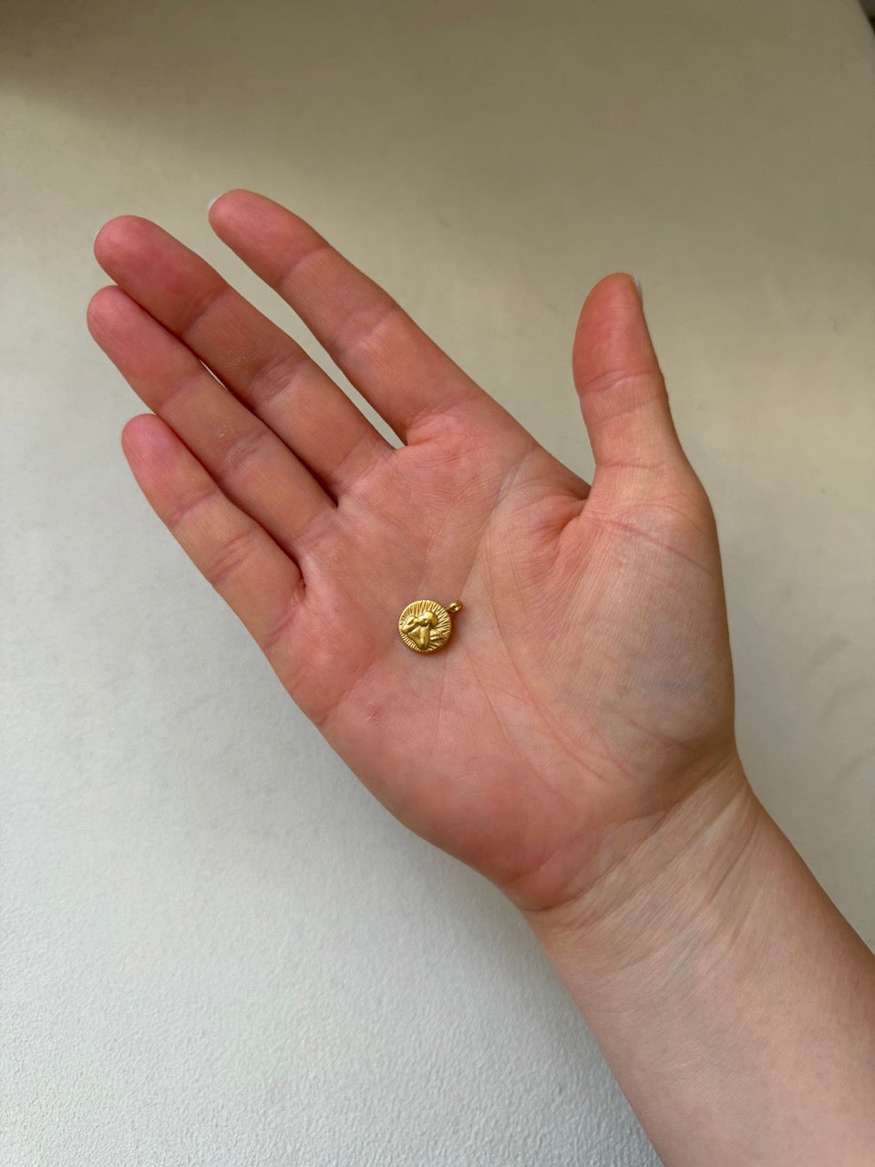 Engel Medaillon Anhänger Gold in der Hand – Schutzengel Charm, 18K Echtgold plattiert